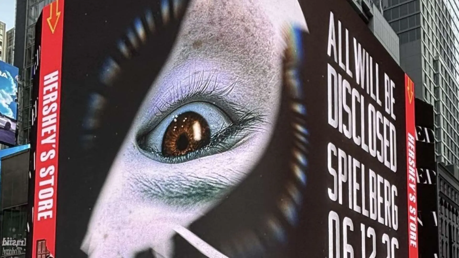 Spielberg crea inquietud con su película sobre alienígenas y platillos volantes: ¿qué significan esos carteles? Spielberg crea inquietud con su película sobre alienígenas y platillos volantes: ¿qué significan esos carteles?