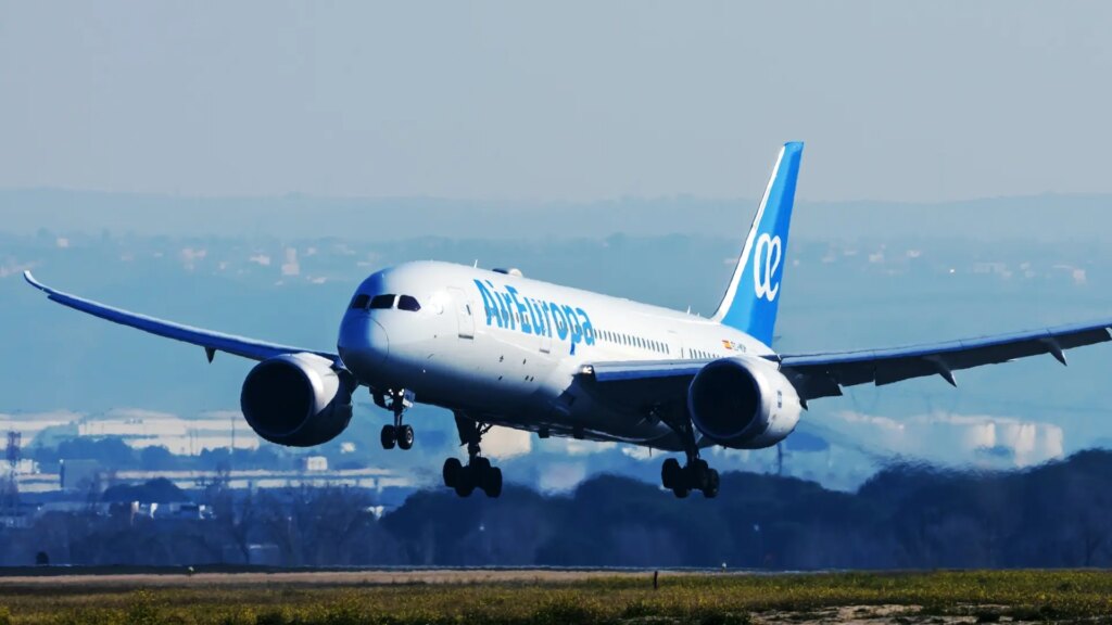 Un avión procedente de Madrid con destino a Medellín se desvía a Gran Canaria por un «pasajero disruptivo» y un ataque de ansiedad Un avión procedente de Madrid con destino a Medellín se desvía a Gran Canaria por un «pasajero disruptivo» y un ataque de ansiedad