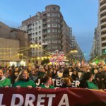 Una manifestación recorre el centro de Valencia para reclamar el «derecho a la vivienda»: «El precio es impagable» Una manifestación recorre el centro de Valencia para reclamar el «derecho a la vivienda»: «El precio es impagable»
