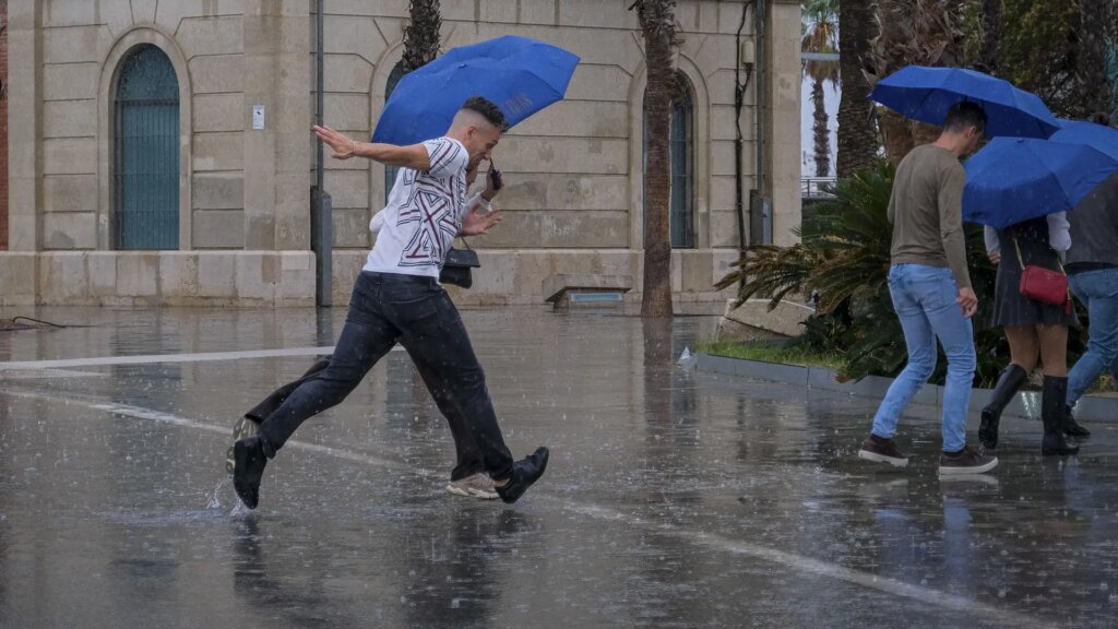 Valencia cierra este domingo parques, jardines y cementerios ante la alerta naranja por lluvias Valencia cierra este domingo parques, jardines y cementerios ante la alerta naranja por lluvias