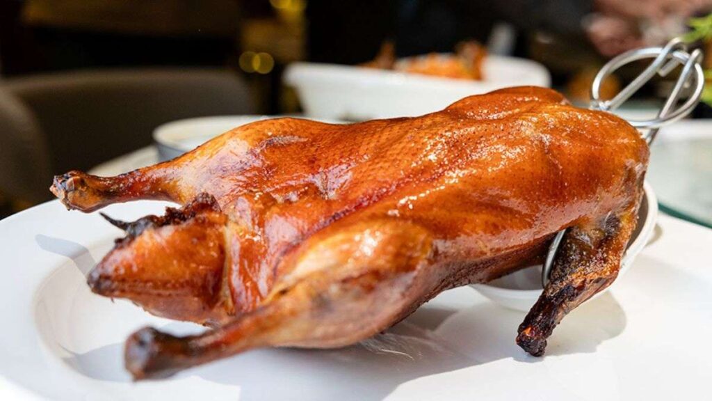 Este es el sitio de Madrid donde todos quieren probar el Pato Pekín al horno en un local gigante para 300 comensales Este es el sitio de Madrid donde todos quieren probar el Pato Pekín al horno en un local gigante para 300 comensales