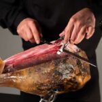 Víctor Sanchego, cortador de jamón: «La mejor tostada de jamón ibérico se hace mojándola en café»