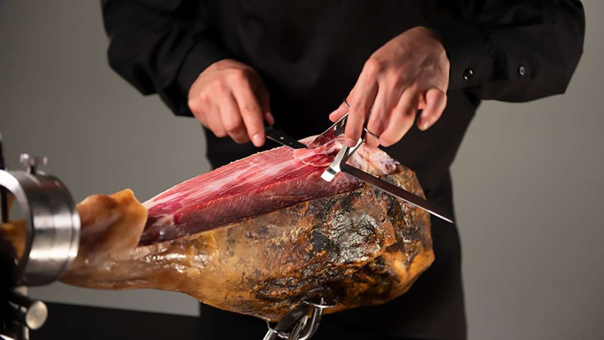 Víctor Sanchego, cortador de jamón: «La mejor tostada de jamón ibérico se hace mojándola en café» Víctor Sanchego, cortador de jamón: «La mejor tostada de jamón ibérico se hace mojándola en café»
