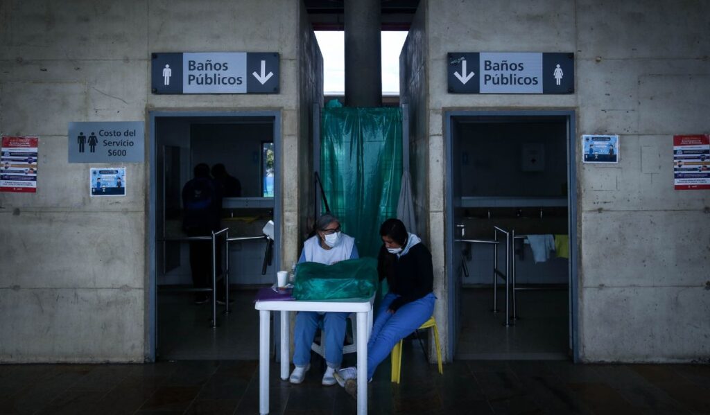 Galán entrega baños públicos: se acaban los orinales a cielo abierto Galán entrega baños públicos: se acaban los orinales a cielo abierto