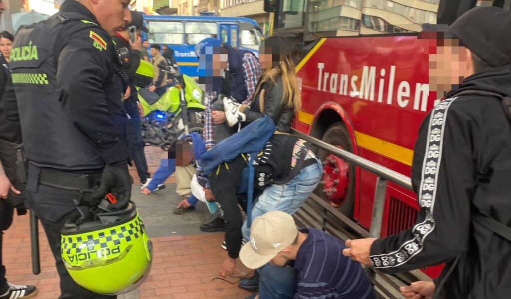 Atrapan a revendedores de pasajes de TransMilenio: los trasladaron a un CTP Atrapan a revendedores de pasajes de TransMilenio: los trasladaron a un CTP