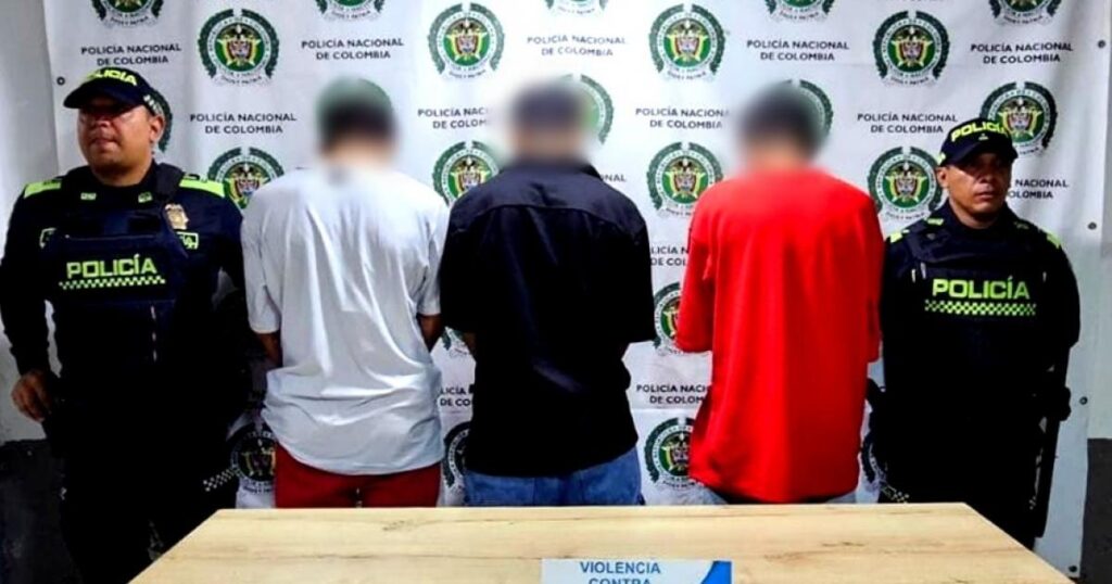 Policías atacados en Amagá por grupo de borrachos en pleno parque principal Policías atacados en Amagá por grupo de borrachos en pleno parque principal