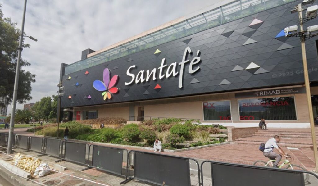 Hallan sin vida a mujer en centro comercial Santafé: autoridades investigan