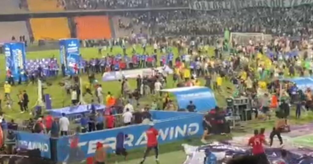 Graves disturbios empañan final de Copa: hinchas se enfrentan en la cancha Graves disturbios empañan final de Copa: hinchas se enfrentan en la cancha