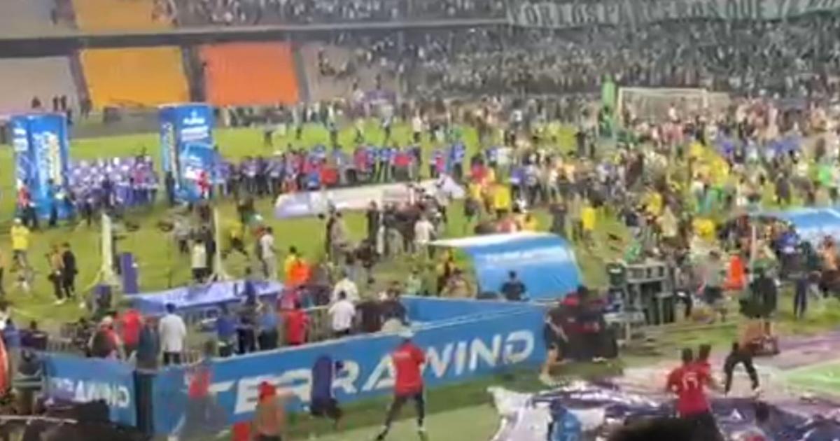 Graves disturbios empañan final de Copa: hinchas se enfrentan en la cancha Graves disturbios empañan final de Copa: hinchas se enfrentan en la cancha