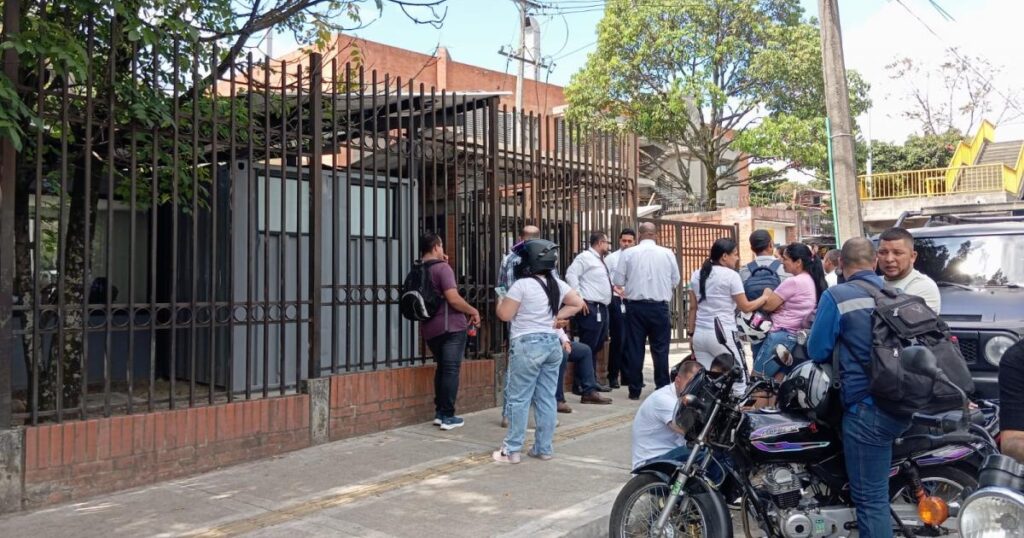 Antioquia: Familiares de fallecidos en accidente esperan entrega de cuerpos Antioquia: Familiares de fallecidos en accidente esperan entrega de cuerpos
