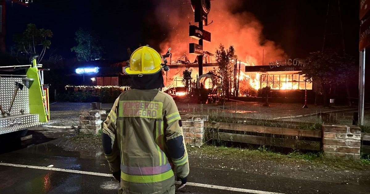 Noticias Antioquia: Un incendio afectó tres empresas de Rionegro Noticias Antioquia: Un incendio afectó tres empresas de Rionegro