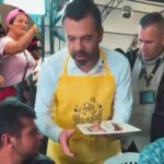 Galán se puso el delantal y repartió lechona: armó fiesta de fin de año Galán se puso el delantal y repartió lechona: armó fiesta de fin de año