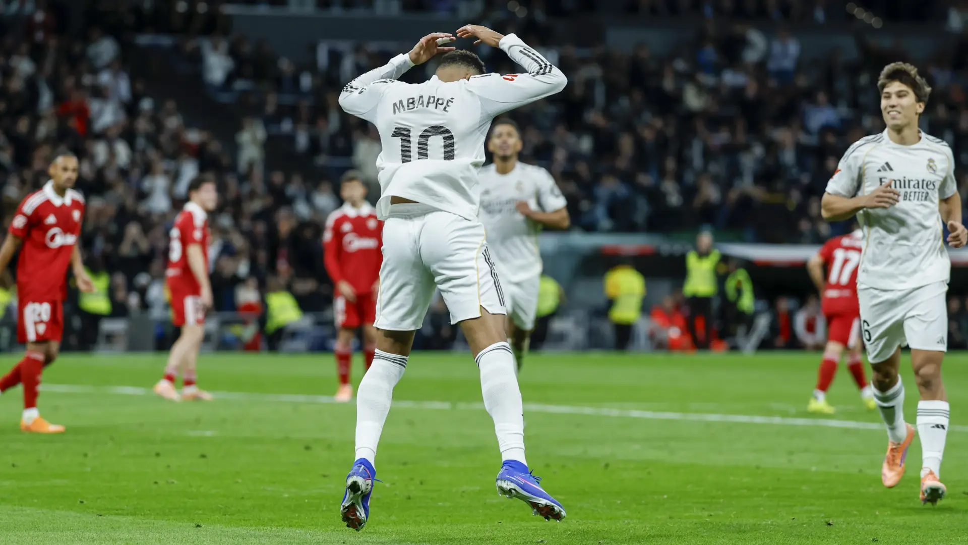 iguala su récord de 59 goles anotados en un año natural iguala su récord de 59 goles anotados en un año natural