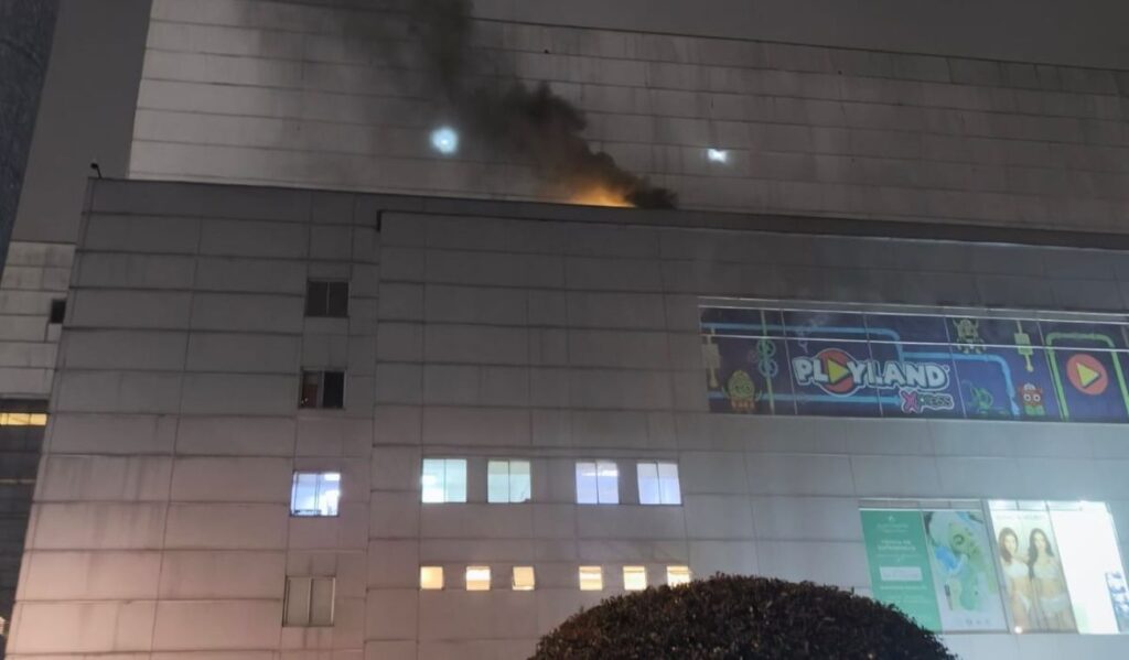 Incendio en el centro comercial San Rafael: evacuan a las personas Incendio en el centro comercial San Rafael: evacuan a las personas