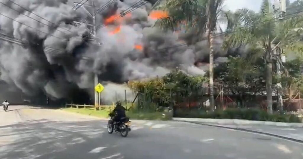 Bomberos atienden incendio en bodega de pinturas en la Estrella, Antioquia