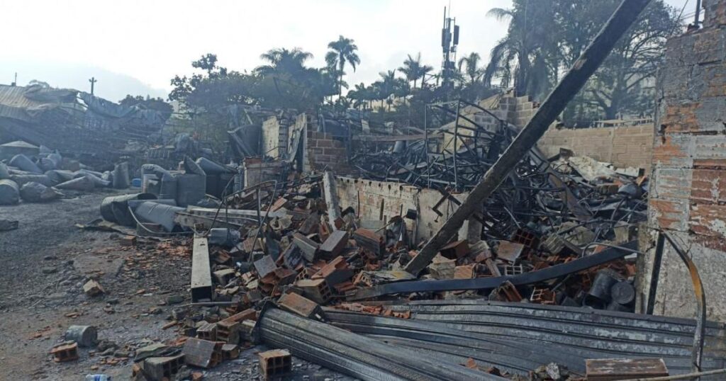 Antioquia: Peritos evalúan daños en voraz incendio en la Estrella Antioquia: Peritos evalúan daños en voraz incendio en la Estrella