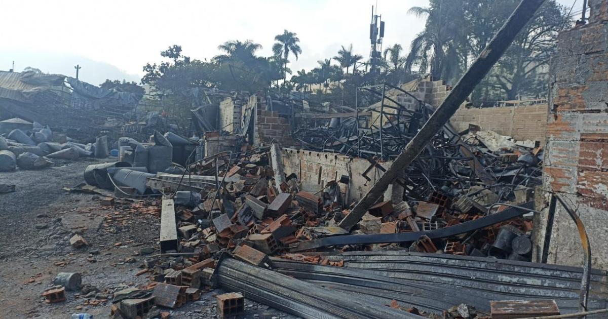 Antioquia: Peritos evalúan daños en voraz incendio en la Estrella Antioquia: Peritos evalúan daños en voraz incendio en la Estrella