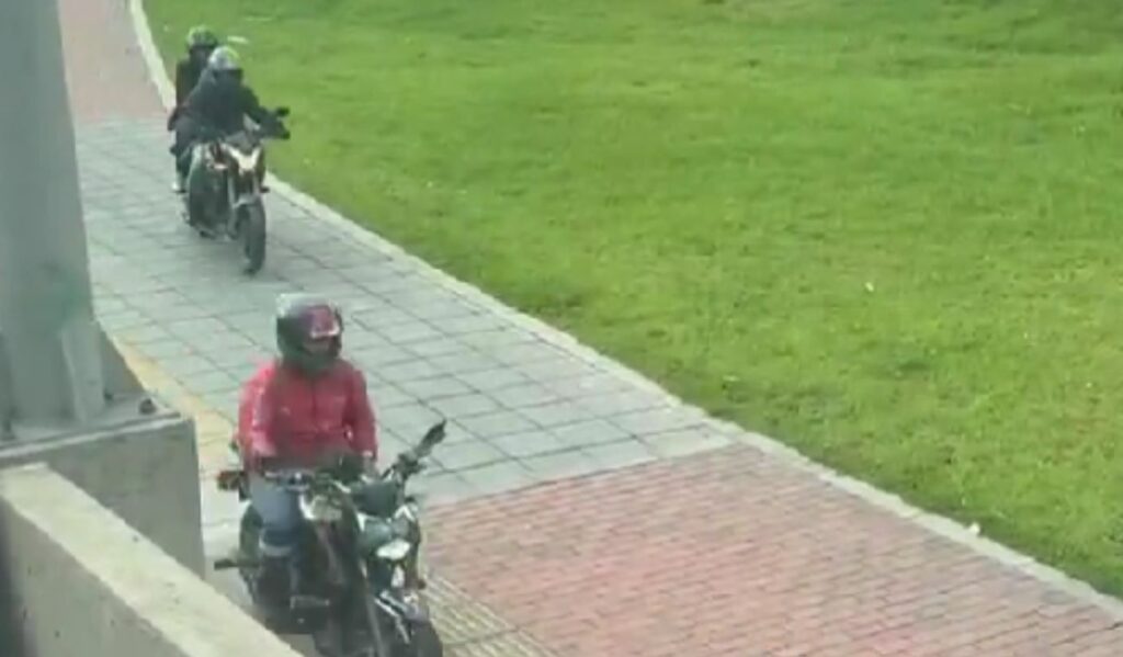 ¿Moto en el andén? Policía podría pensar que es un delincuente ¿Moto en el andén? Policía podría pensar que es un delincuente