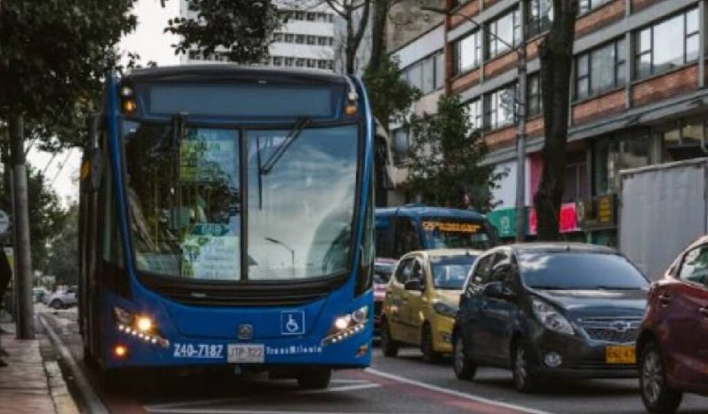 ¿Hay multa por usar carril derecho de la Séptima? Esto dice la norma