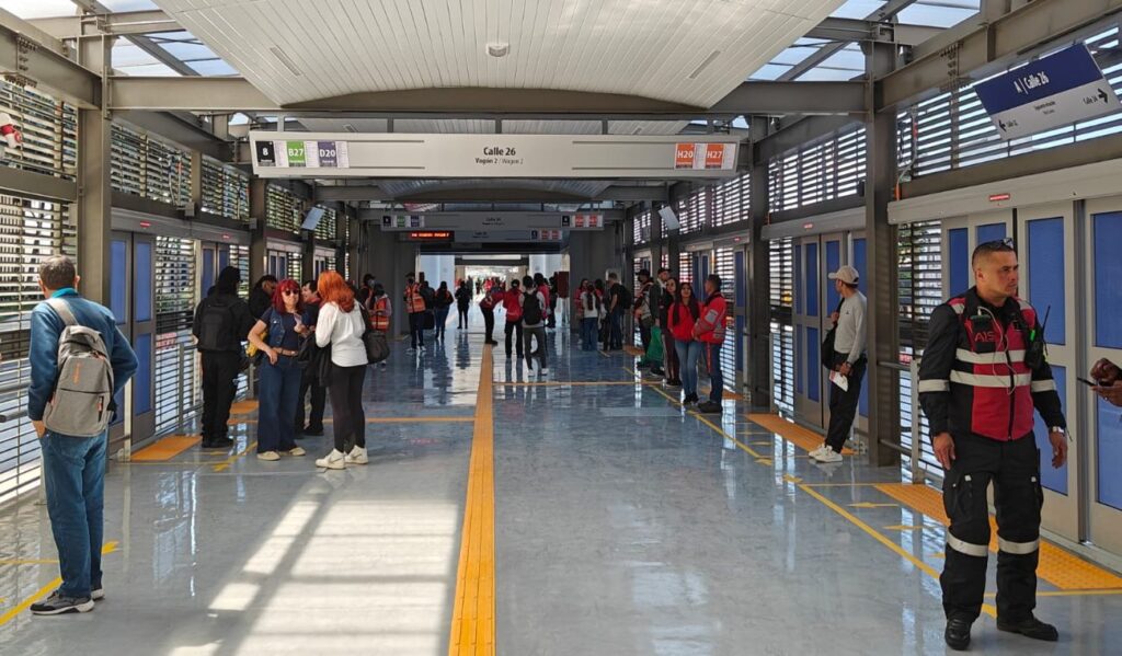 Reabren estación de la Calle 26: usuarios estrenan piso de museo