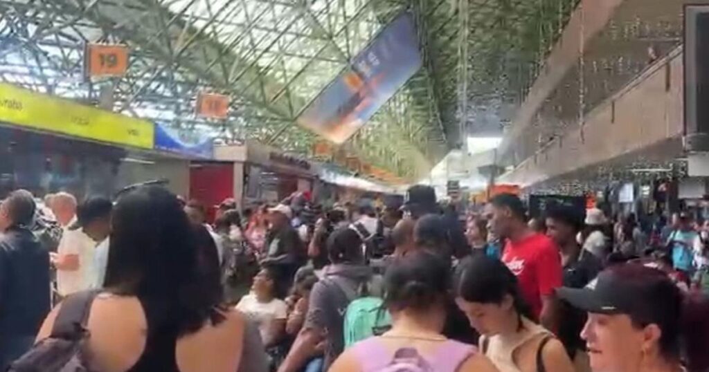 Cierre en la vía Medellín–Urabá deja demoras y sobrecostos en los pasajes