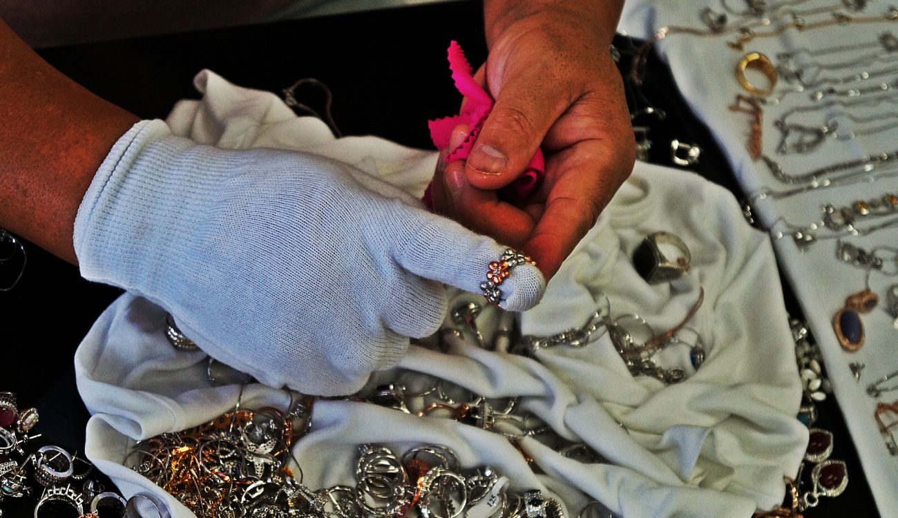 Atraco a joyería en Chapinero: una persona herida y millonarias pérdidas Atraco a joyería en Chapinero: una persona herida y millonarias pérdidas