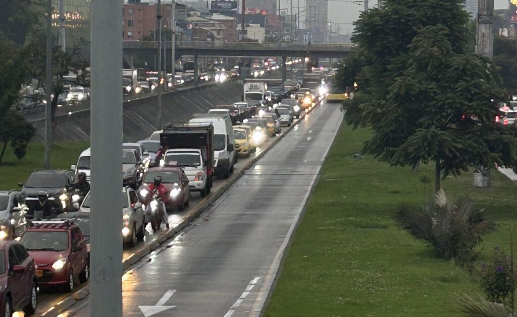 Bus varado volvió a colapsar troncal NQS de Transmilenio y puso a conductores a ver lucecitas Bus varado volvió a colapsar troncal NQS de Transmilenio y puso a conductores a ver lucecitas