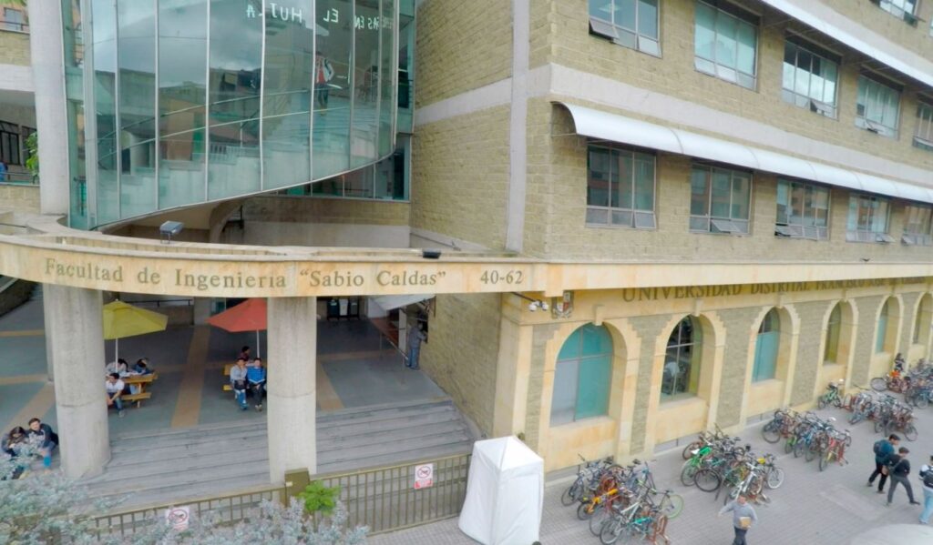 Más de .000 millones de la U. Distrital se desviaron a una cuenta oculta Más de .000 millones de la U. Distrital se desviaron a una cuenta oculta