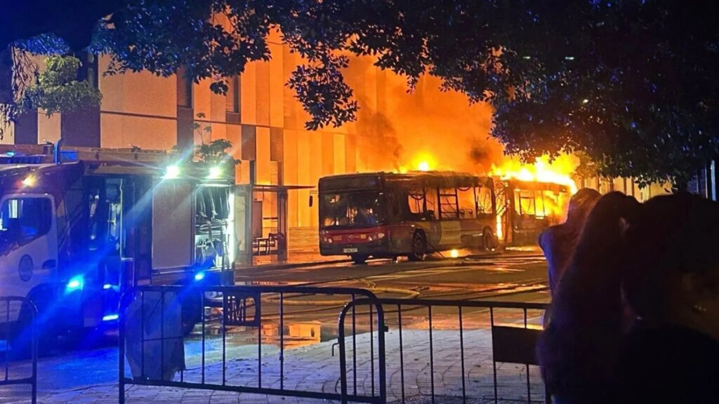 un autobús con personas en su interior sale ardiendo en Isla de la Cartuja un autobús con personas en su interior sale ardiendo en Isla de la Cartuja
