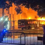 un autobús con personas en su interior sale ardiendo en Isla de la Cartuja