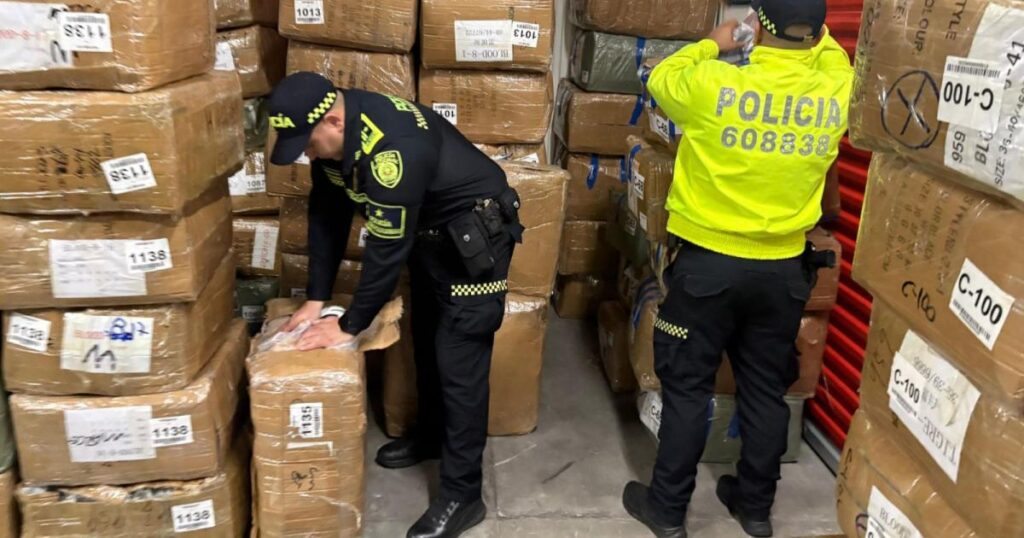 Noticias Medellín: Encontraron 6.700 pares de tenis ilegales en una bodega Noticias Medellín: Encontraron 6.700 pares de tenis ilegales en una bodega
