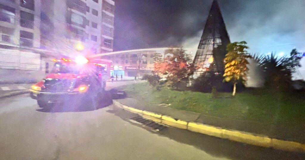 Noticias Antioquia: Buscan al hombre que borracho quemó árbol navideño
