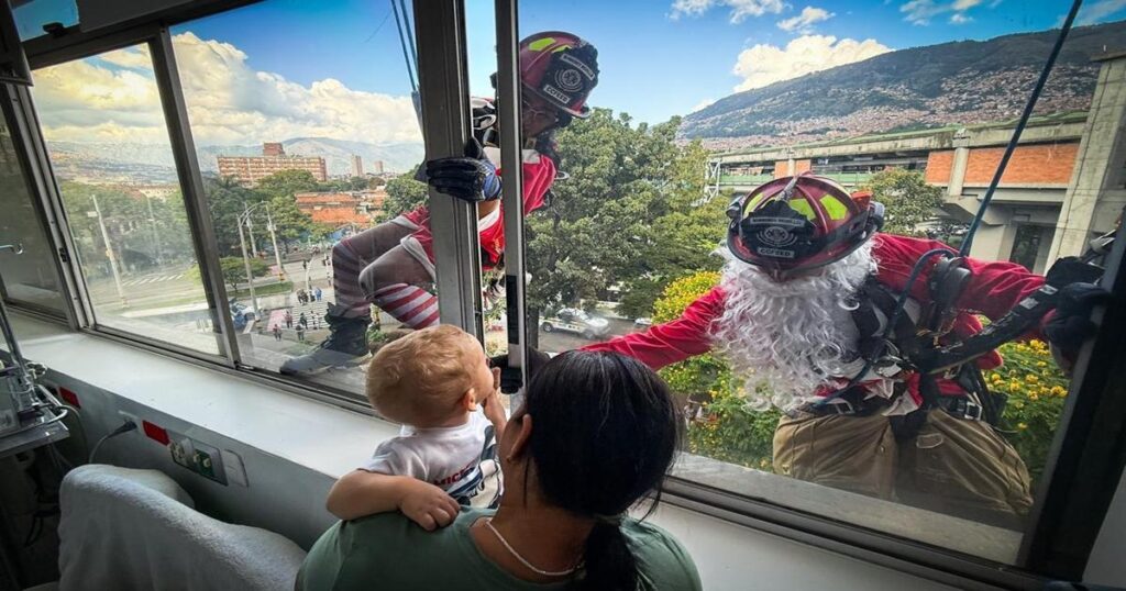 Medellín: Bomberos sorprenden con visita navideña a 200 niños hospitalizado