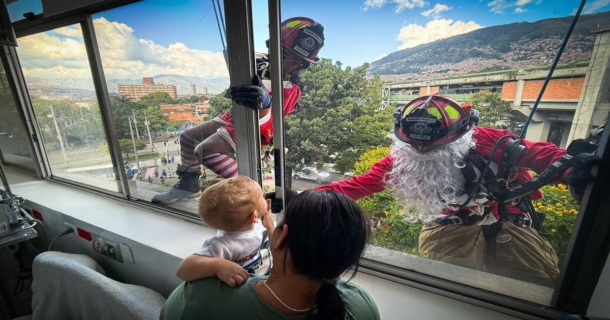 Medellín: Bomberos sorprenden con visita navideña a 200 niños hospitalizado