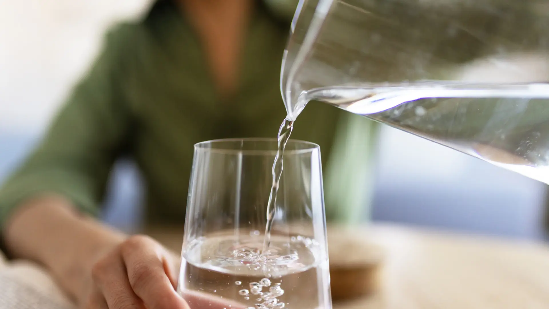 «Bebe agua a sorbos, si la bebes de golpe tu cuerpo la elimina antes de aprovecharla»