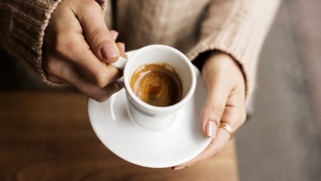 No poder terminarte el último sorbo de café tiene un significado según la psicología