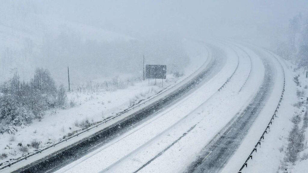 Borrasca Ingrid, en directo | El temporal no da tregua: alerta roja en todo el litoral norte y hay 105 carreteras afectadas por la nieve