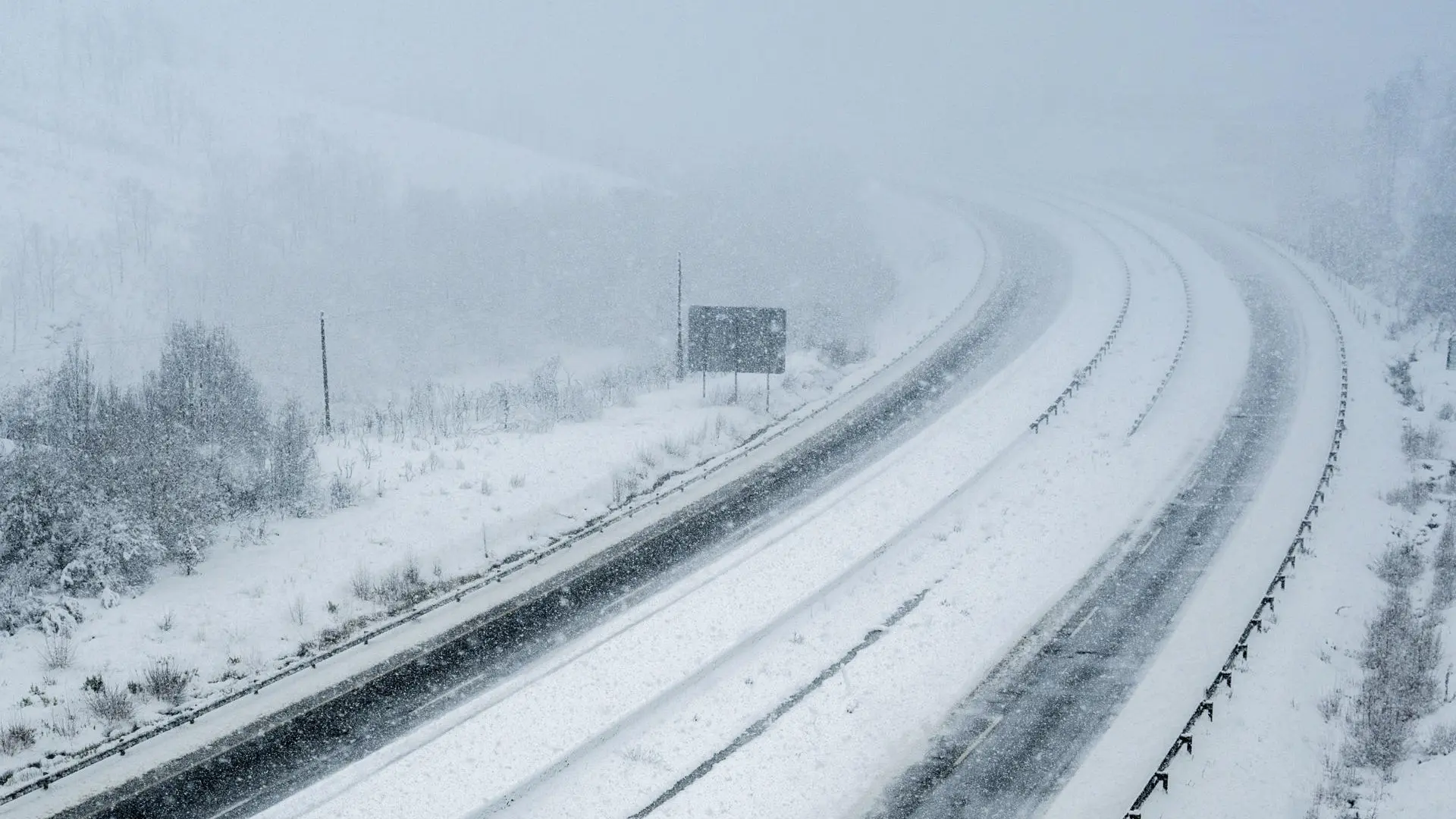 Borrasca Ingrid, en directo | El temporal no da tregua: alerta roja en todo el litoral norte y hay 105 carreteras afectadas por la nieve