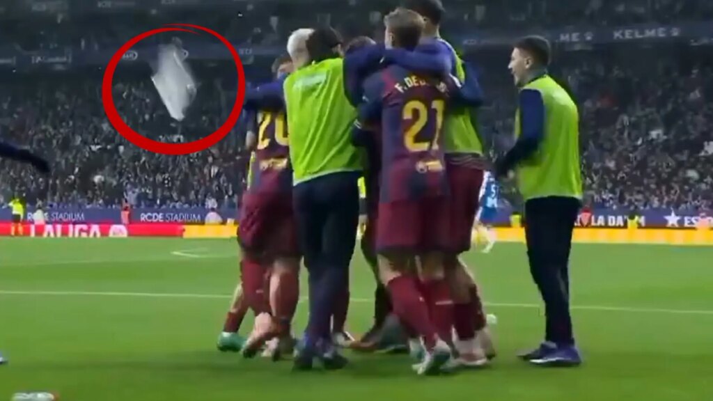 Botellazos en Cornellá a los jugadores del Barça mientras celebraban el gol de Lewandowski