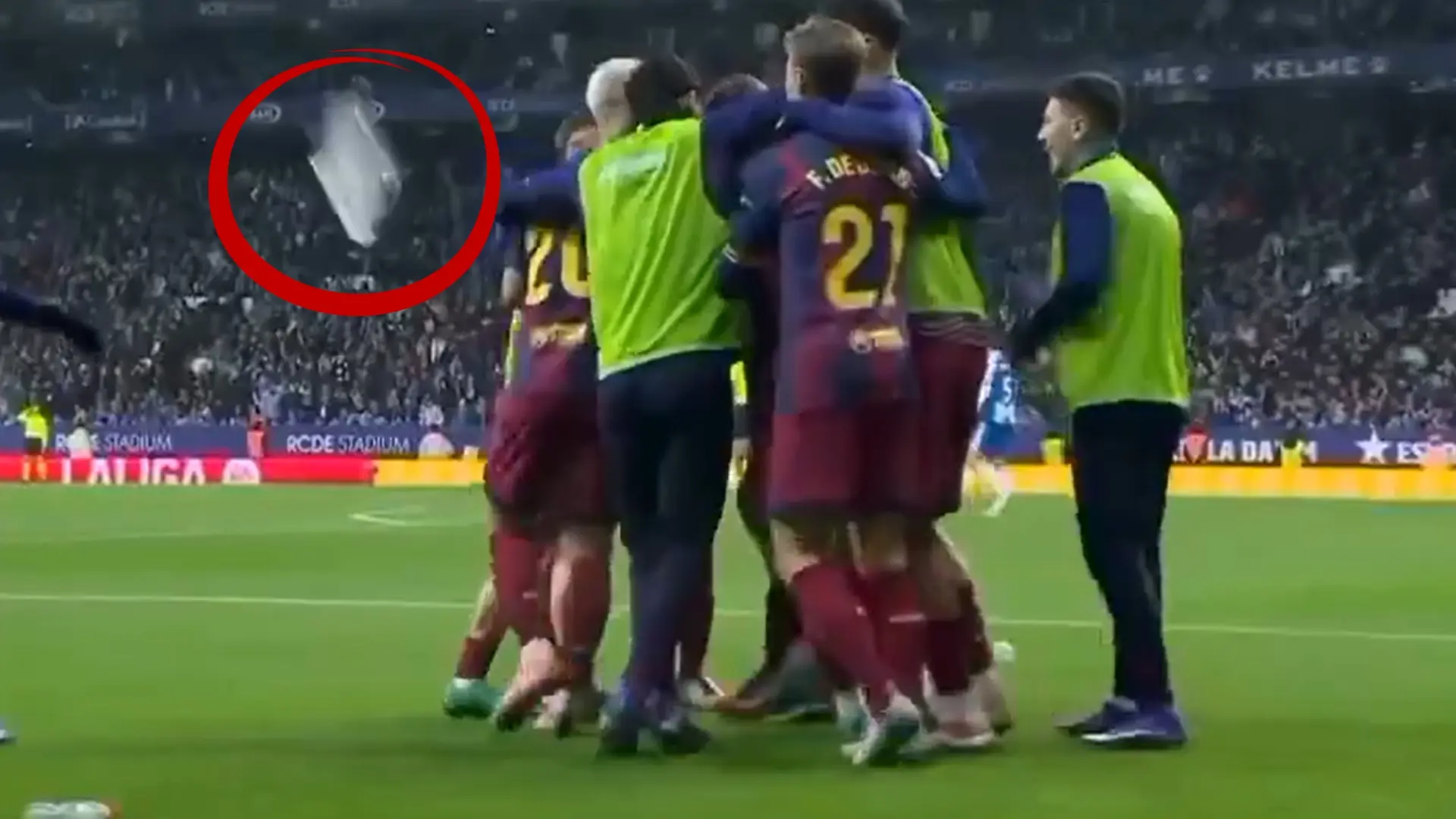 Botellazos en Cornellá a los jugadores del Barça mientras celebraban el gol de Lewandowski Botellazos en Cornellá a los jugadores del Barça mientras celebraban el gol de Lewandowski