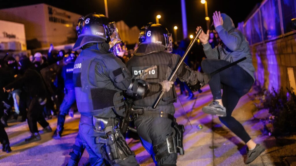 Cargas policiales y cuatro mossos heridos en una protesta de independentistas contra el grupo de ultraderecha Núcleo Nacional