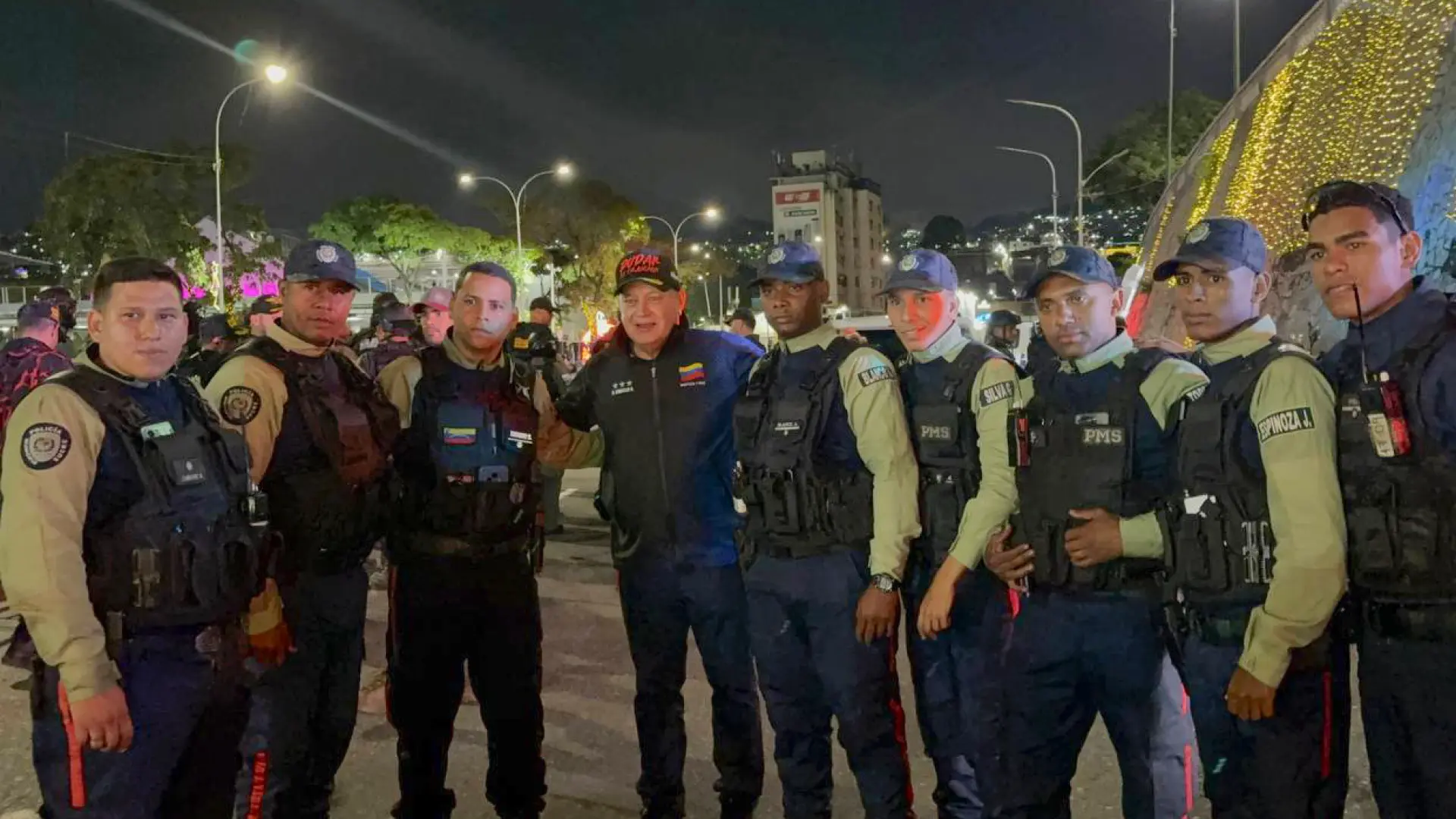 Diosdado Cabello recorre Caracas rodeado de militares para supervisar el despliegue de seguridad: «¡Leales siempre!» Diosdado Cabello recorre Caracas rodeado de militares para supervisar el despliegue de seguridad: «¡Leales siempre!»