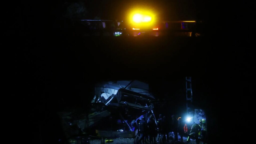 El arduo trabajo nocturno tras el descarrilamiento del tren de Rodalies en Gelida
