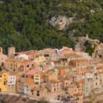 El pueblo medieval de Tarragona escondido entre montañas y rodeado de leyendas de perros vampiros