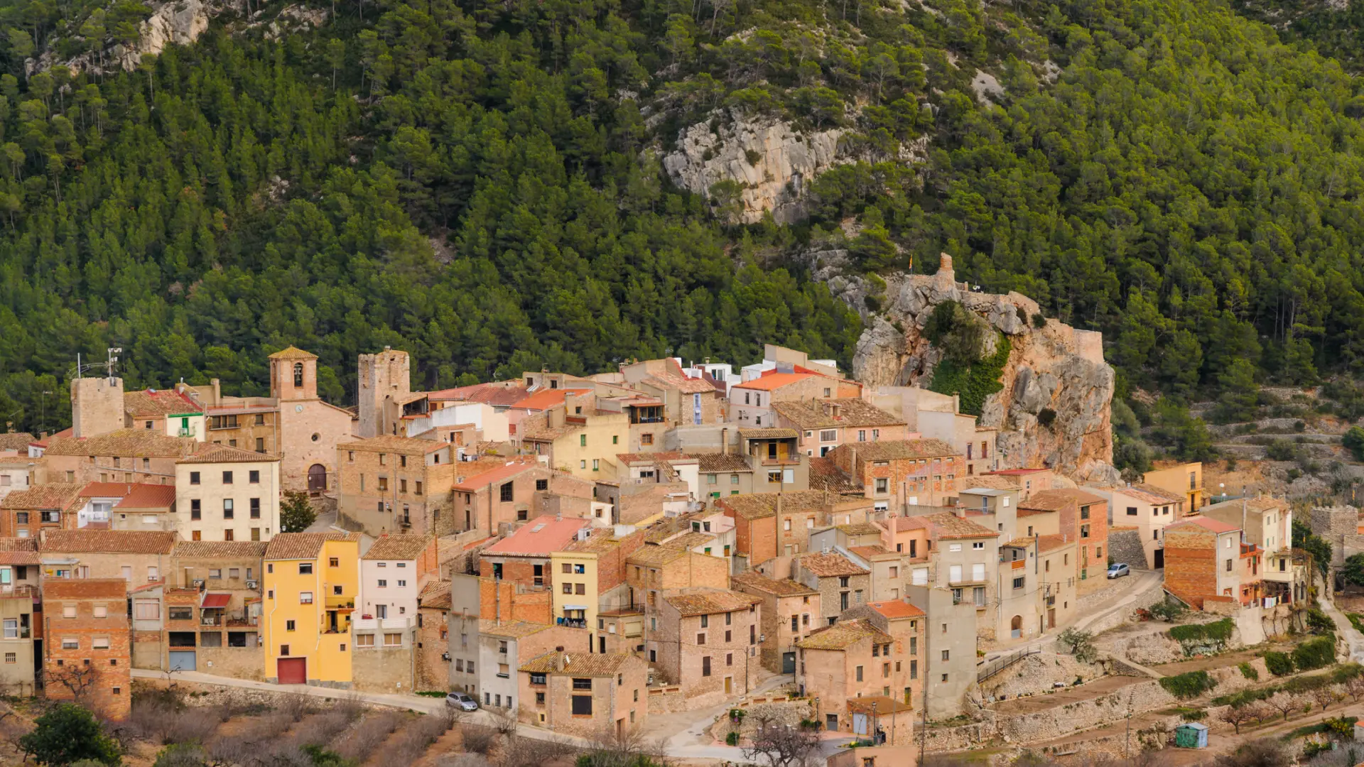 El pueblo medieval de Tarragona escondido entre montañas y rodeado de leyendas de perros vampiros El pueblo medieval de Tarragona escondido entre montañas y rodeado de leyendas de perros vampiros