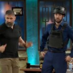 El regalo de Pelayo Gayol con el que Broncano se ‘convierte’ en policía en ‘La Revuelta’: «Me queda bien»