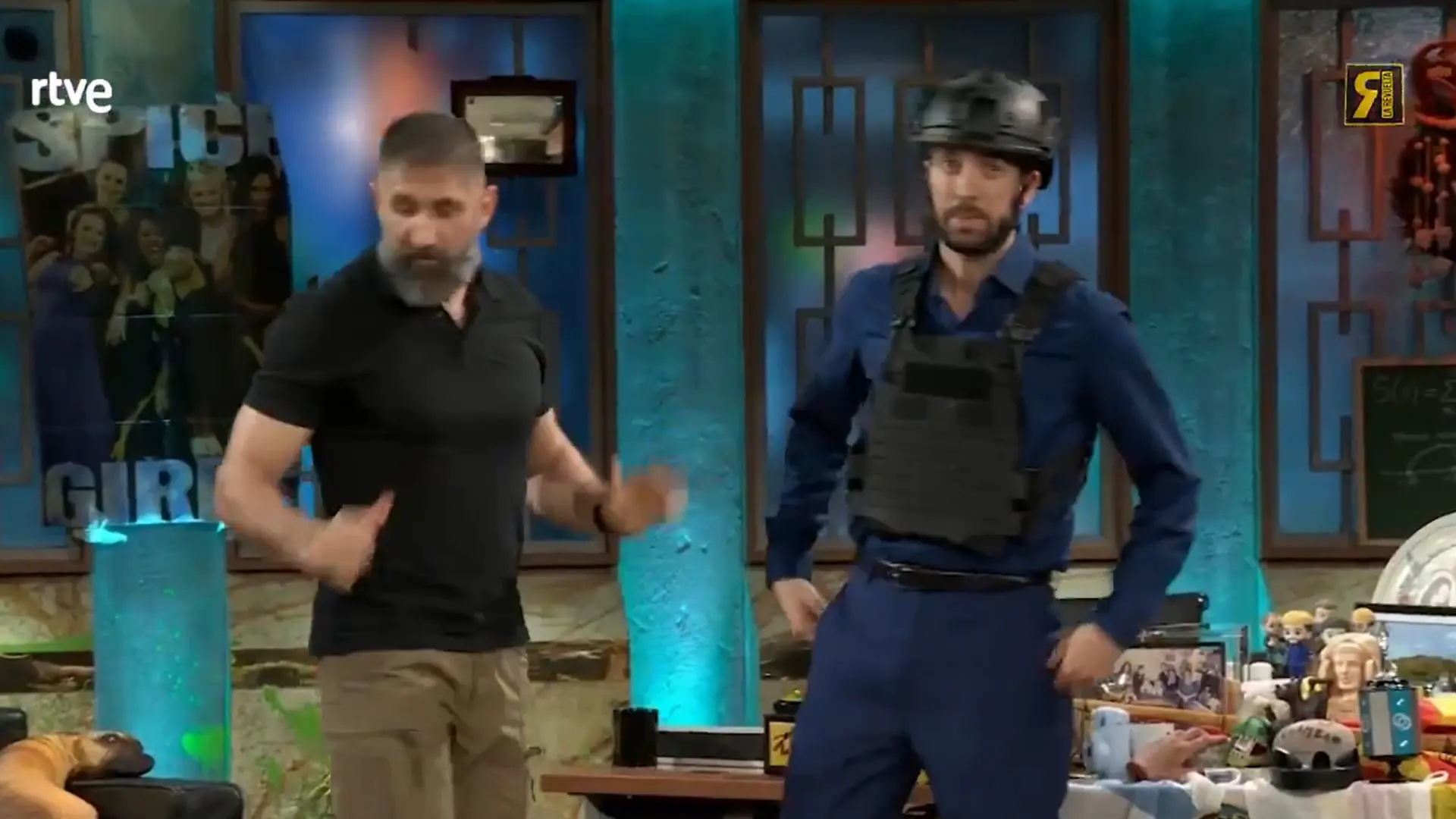 El regalo de Pelayo Gayol con el que Broncano se ‘convierte’ en policía en ‘La Revuelta’: «Me queda bien» El regalo de Pelayo Gayol con el que Broncano se ‘convierte’ en policía en ‘La Revuelta’: «Me queda bien»