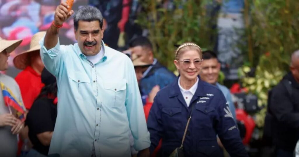 Ella es la mujer que Maduro no se atrevía a desobedecer y ahora lo acompañará a pagar cárcel en EE. UU. Ella es la mujer que Maduro no se atrevía a desobedecer y ahora lo acompañará a pagar cárcel en EE. UU.