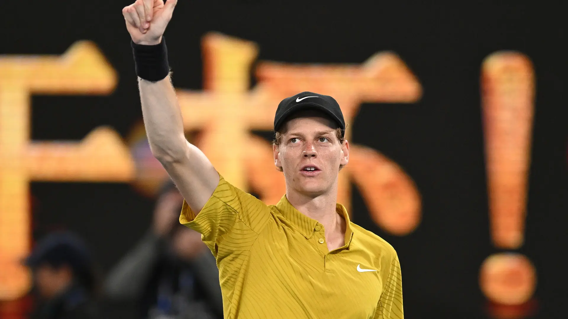 Jannik Sinner sobrevive a Spizzirri y al calor de Australia para llegar a octavos