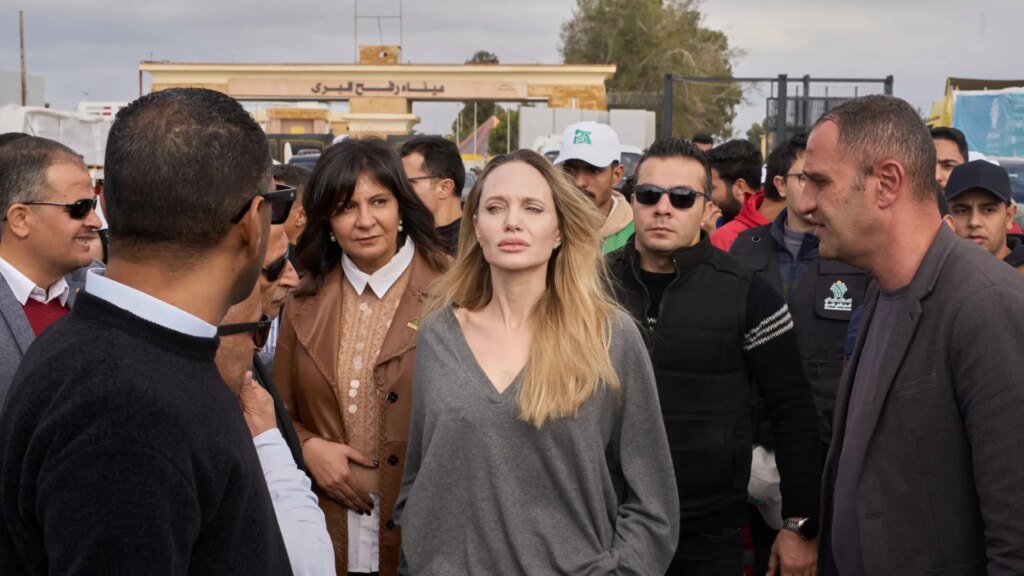 La actriz Angelina Jolie visita por sorpresa el paso fronterizo de Rafah para mostrar su apoyo al pueblo palestino La actriz Angelina Jolie visita por sorpresa el paso fronterizo de Rafah para mostrar su apoyo al pueblo palestino